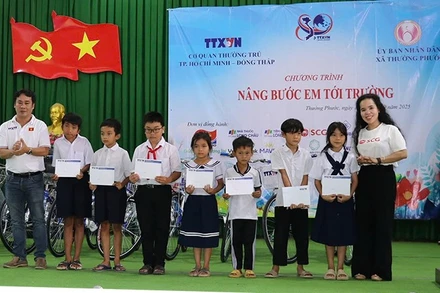 Chương trình "Nâng bước em đến trường" trao học bổng, xe đạp tặng học sinh có hoàn cảnh khó khăn tại Đồng Tháp ngày 20/9.