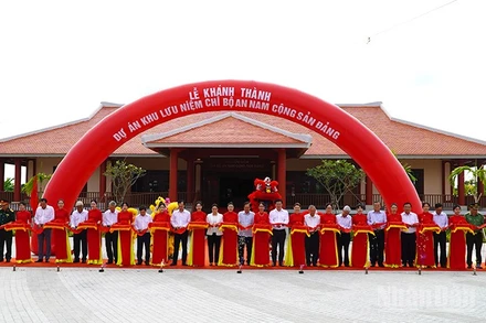 Đại biểu thực hiện nghi thức khánh thành Khu lưu niệm Chi bộ An Nam Cộng sản Đảng.