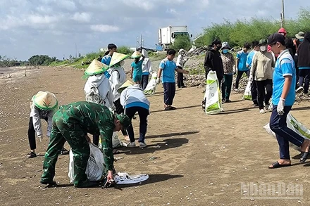 Đoàn viên, thanh niên xã Gò Công Đông thực hiện mô hình “Làm sạch biển”.