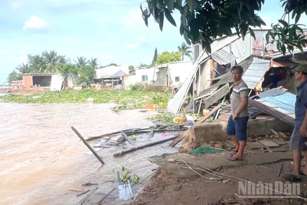 Người dân khu vực tổ 1, đường Nguyễn Hương, khóm Tân Tịch, phường Cao Lãnh vẫn còn bàng hoàng sau vụ sạt lở.