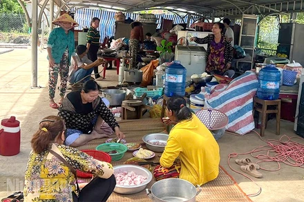 Bãi giữ xe Trường tiểu học Hoàng Hoa Thám đang được trưng dụng làm nơi nấu ăn, nghỉ tạm của người dân bị ảnh hưởng sạt lở.