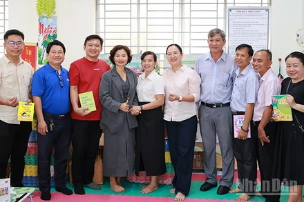 Các đơn vị tài trợ trao tặng sách cho Trường tiểu học Dương Văn Hòa (xã Tháp Mười).