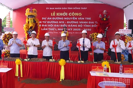 Đại biểu thực hiện nghi thức động thổ khởi công dự án đường Nguyễn Văn Tre.