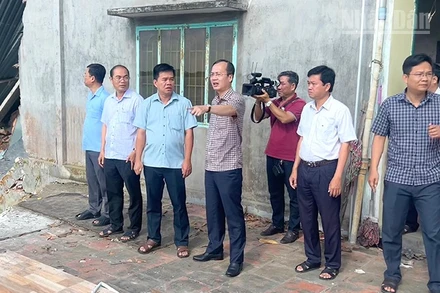 Chủ tịch Ủy ban nhân dân tỉnh Đồng Tháp Trần Trí Quang (thứ 4 từ trái sang) khảo sát khu vực sạt lở tại khóm Tân Tịch.