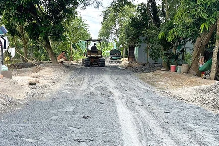 Một đoạn đường của dự án đường bờ đông kênh Kỳ Son đã được đổ đá cấp phối và lu làn để người dân đi lại thuận tiện.