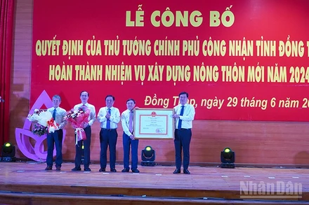 Lãnh đạo tỉnh Đồng Tháp đón nhận Bằng công nhận của Thủ tướng Chính phủ công nhận tỉnh Đồng Tháp hoàn thành nhiệm vụ xây dựng nông thôn mới năm 2024.