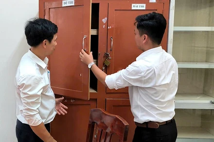 Công tác chuẩn bị cơ sở vật chất cho kỳ thi tại điểm thi Trường trung học cơ sở và trung học phổ thông Tân Phú Trung (huyện Châu Thành) được trường thực hiện hoàn tất. 