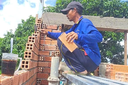 Thành viên Tổ cất nhà tình thương số 2, xã Định Yên, huyện Lấp Vò xây nhà cho người nghèo.