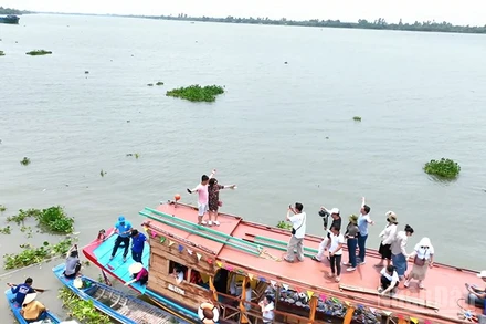 Các bệnh nhân điều trị tại Nha khoa Phương Thành tham quan du lịch từ mô hình du lịch nha khoa.