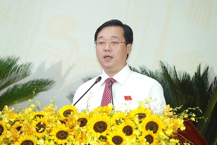 Đồng chí Lê Quốc Phong, Ủy viên Trung ương Đảng, Bí thư Tỉnh ủy, Trưởng Đoàn đại biểu Quốc hội tỉnh Đồng Tháp điều hành nội dung bầu Đoàn Chủ tịch, Đoàn Thư ký, Ban Thẩm tra tư cách đại biểu Đại hội. (Ảnh: Ban tổ chức)