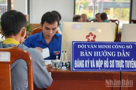Người dân làm thủ tục hành chính tại xã Mỹ An Hưng.