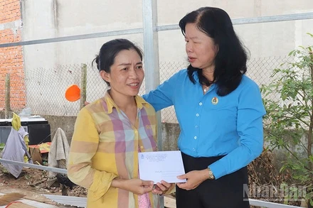 Chủ tịch Liên đoàn Lao động tỉnh Đồng Tháp Huỳnh Thị Tuyết Vui thăm hỏi, trao tiền hỗ trợ cho đoàn viên Nguyễn Thị Mỹ Viên (Công đoàn cơ sở Công ty trách nhiệm hữu hạn Liên doanh Nghị Phong) có nhà bị sập do bão số 3.