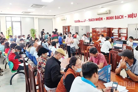 Người dân làm thủ tục hành chính tại Trung tâm Phục vụ hành chính công phường Cao Lãnh, tỉnh Đồng Tháp.