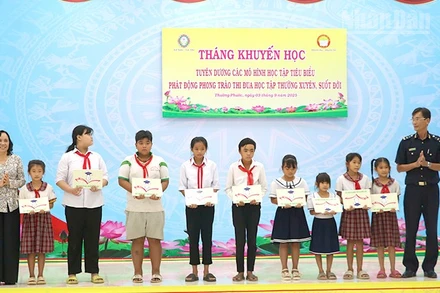 Trao học bổng tặng học sinh xã Thường Phước, tỉnh Đồng Tháp từ nguồn tài trợ của doanh nghiệp.