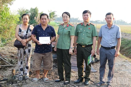 Đại tá Võ Thị Hoài Ngọc, Phó Giám đốc Công an tỉnh Đồng Tháp cùng đoàn đến thăm hỏi và trao tiền của Công an tỉnh hỗ trợ anh Huỳnh Văn Chưởng.