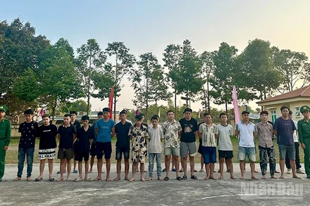 Các đối tượng tại Đồn Biên phòng cửa khẩu quốc tế Dinh Bà.