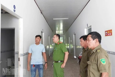 Kiểm tra, nhắc nhở việc chấp hành pháp luật ở các nhà nghỉ trên địa bàn xã Tân Nhuận Đông.