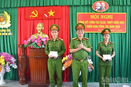 Đại tá Nguyễn Văn Lộc, Phó Giám đốc Công an tỉnh Đồng Tháp trao tiền hỗ trợ cho Thượng úy Nguyễn Thị Như Ngọc và Thượng sĩ Võ Trung Hậu.