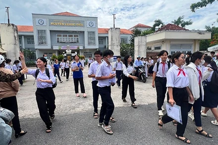 Thí sinh kết thúc môn thi ngữ văn tại một điểm thi ở thành phố Cao Lãnh. (Ảnh: HỮU NGHĨA)