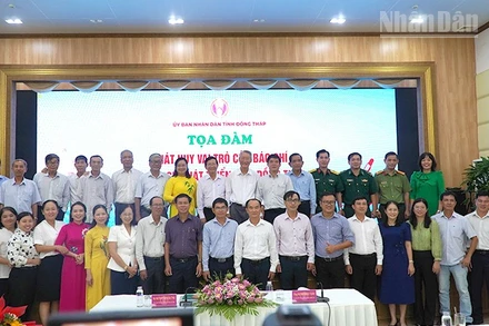 Các đại biểu chụp ảnh lưu niệm. (Ảnh: HỮU NGHĨA)