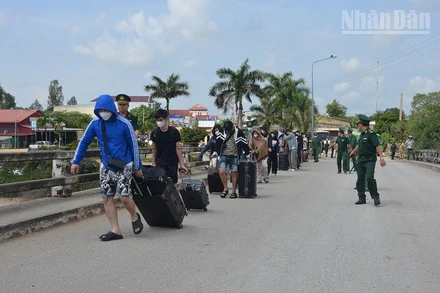 57 công dân được bàn giao cho Đồn Biên phòng Cửa khẩu quốc tế Dinh Bà.