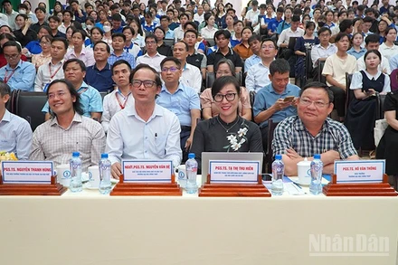 Đại biểu, giảng viên, nghiên cứu sinh và sinh viên tham dự chuỗi sự kiện.