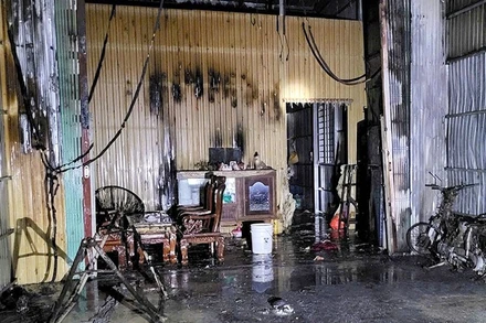 Nhà dân bị dây điện cháy rớt trúng cháy lan, dẫn đến xe máy và nhiều vật dụng trong nhà bị hư hỏng.