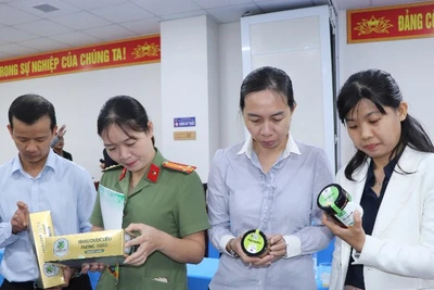 Các đại biểu tham quan một số sản phẩm OCOP tại buổi họp báo.