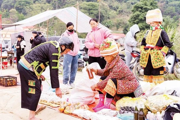 Đồng bào dân tộc mua bán nông sản tại chợ phiên Ba Sơn. (Ảnh QUỐC ĐẠT)