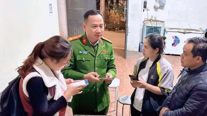 Công an Hà Nội tăng cường hướng dẫn người dân khai báo, làm sạch dữ liệu phương tiện và Giấy phép lái xe.