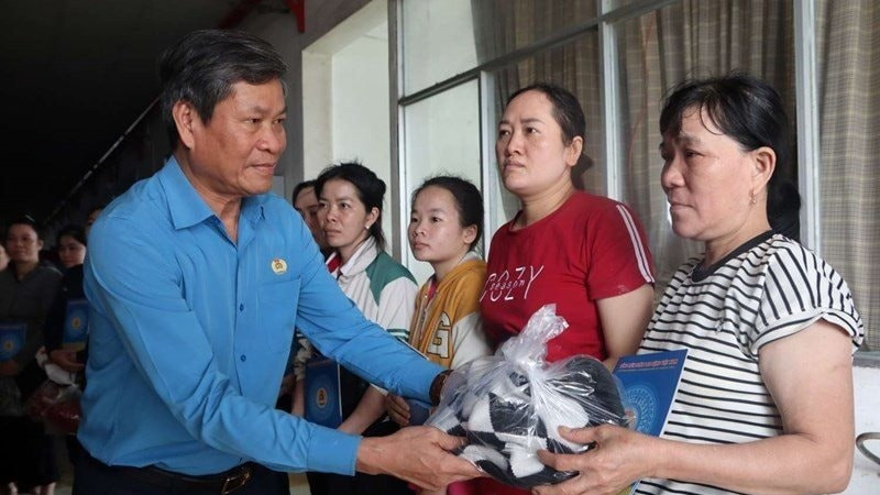 Phó Chủ tịch Tổng Liên đoàn Lao động Việt Nam Huỳnh Thanh Xuân động viên, trao quà hỗ trợ cho công nhân vùng lũ Đắk Lắk.