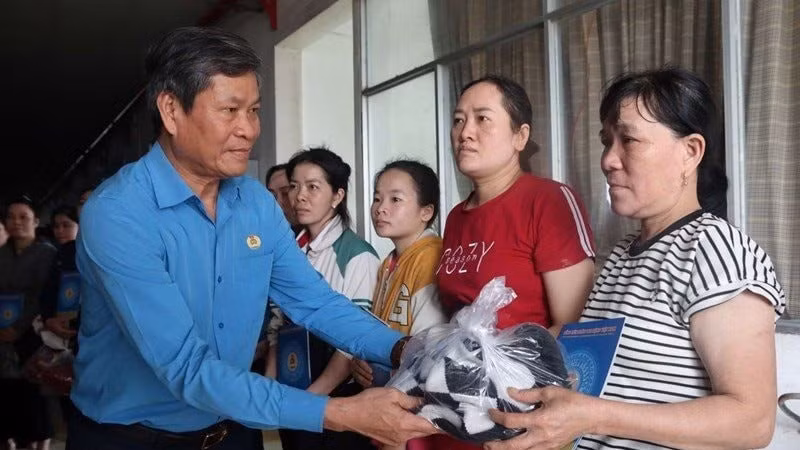 Phó Chủ tịch Tổng Liên đoàn Lao động Việt Nam Huỳnh Thanh Xuân động viên, trao quà hỗ trợ cho công nhân vùng lũ Đắk Lắk.