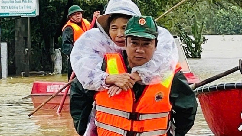 Lực lượng vũ trang dầm mình trong nước lũ giúp đỡ nhân dân.