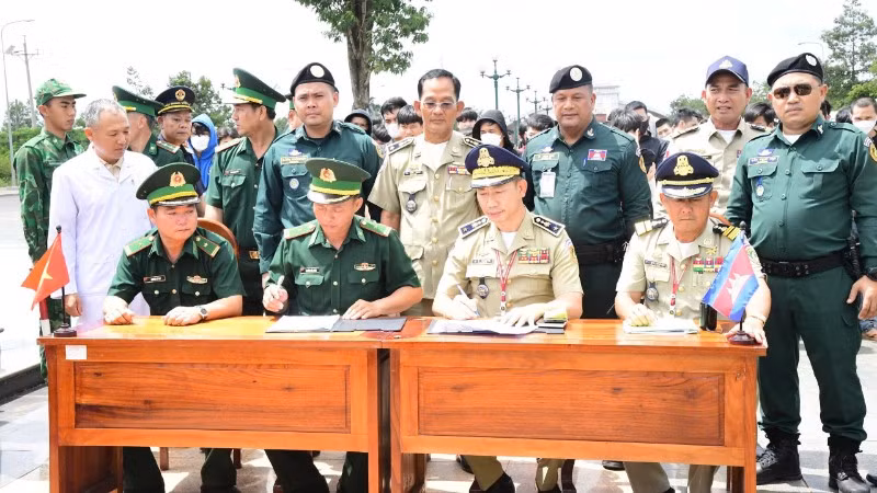 Cơ quan chức năng hai nước thực hiện các thủ tục bàn giao.