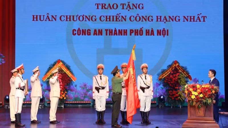 Công an thành phố vinh dự đón nhận Huân chương Chiến công hạng Nhất.
