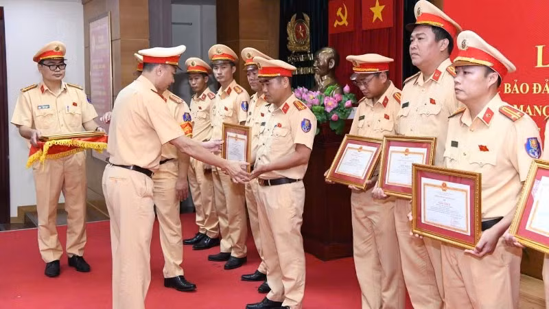 Khen thưởng cán bộ, chiến sĩ Cảnh sát giao thông tăng cường phục vụ A80.