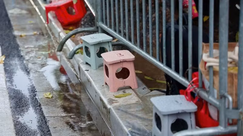 Khóa ghế nhằm giữ chỗ để cho thuê kiếm lời.