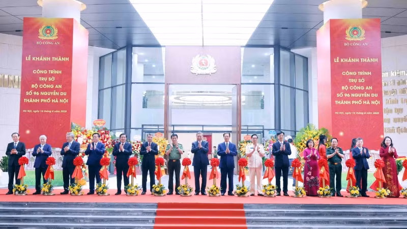 Tổng Bí thư Tô Lâm cùng các lãnh đạo Đảng, Nhà nước cắt băng khánh thành trụ sở. (Ảnh: PHẠM KIÊN)