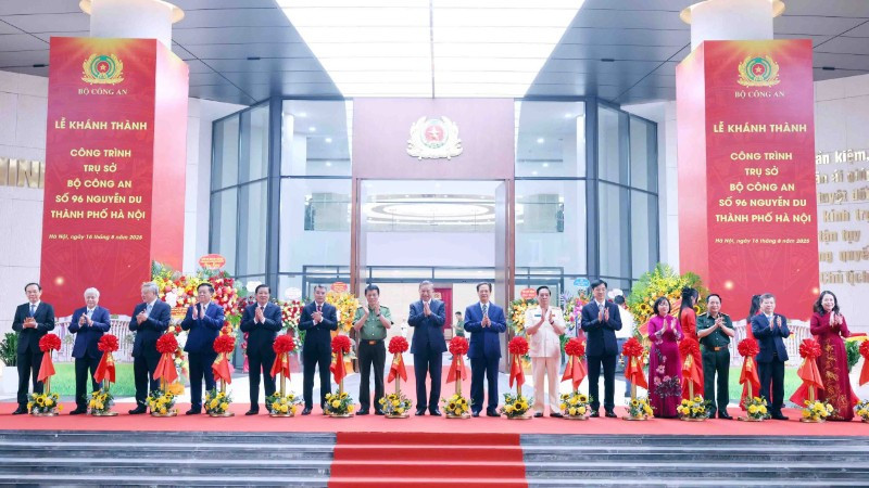 Tổng Bí thư Tô Lâm cùng các lãnh đạo Đảng, Nhà nước cắt băng khánh thành trụ sở. (Ảnh: PHẠM KIÊN)