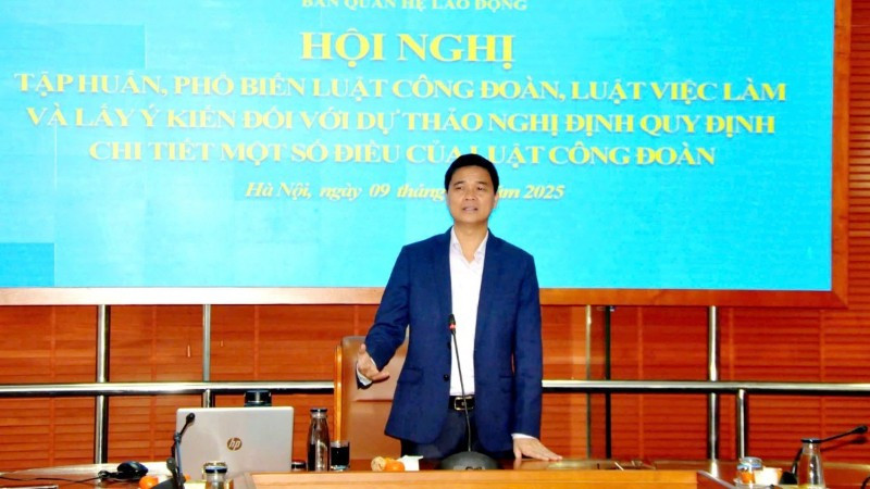 Đồng chí Ngọ Duy Hiểu, Phó Chủ tịch Tổng Liên đoàn Lao động Việt Nam, trình bày những điểm mới của Luật Công đoàn năm 2024 (sửa đổi, bổ sung năm 2025).