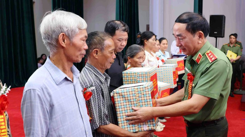 Thứ trưởng Công an Trần Quốc Tỏ trao quà tặng gia đình chính sách, có hoàn cảnh khó khăn trong ngày hội.