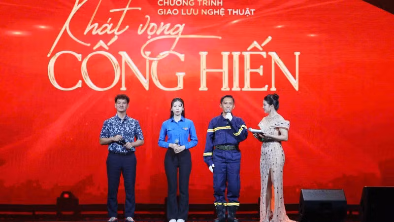 Gặp gỡ và giao lưu với các điển hình tiên tiến.