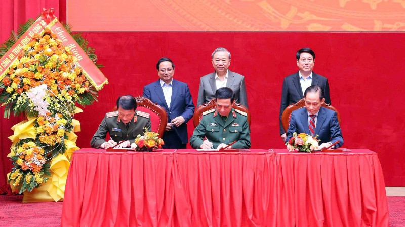 Tổng Bí thư Tô Lâm, Chủ tịch nước Lương Cường, Thủ tướng Chính phủ Phạm Minh Chính chứng kiến lễ ký Quy chế phối hợp.