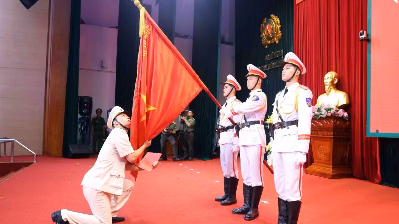 Trung tá Vũ Hải Thành, Trưởng Công an phường Thanh Xuân (Hà Nội) thực hiện nghi lễ tuyên thệ.