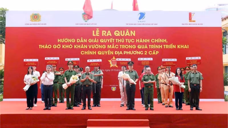 Thành phố Hà Nội ra quân hướng dẫn giải quyết thủ tục hành chính tháo gỡ khó khăn trong triển khai chính quyền địa phương 2 cấp.
