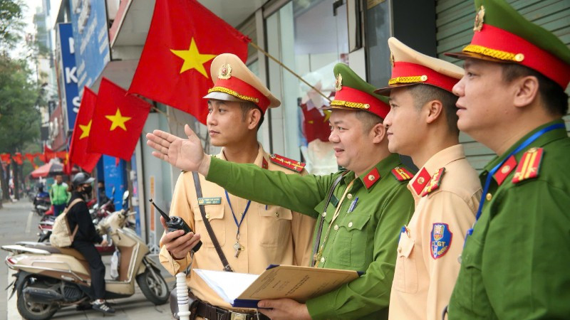 Đội Cảnh sát giao thông đường bộ số 6 phối hợp Công an phường Yên Hòa giữ gìn trật tự an toàn giao thông, trật tự đô thị trên tuyến đường “Ba nhất”.