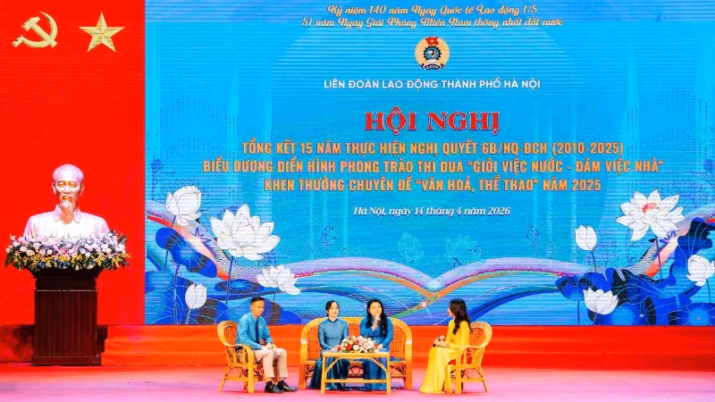 Các tấm gương điển hình trong phong trào "Giỏi việc nước, đảm việc nhà" giao lưu tại hội nghị.