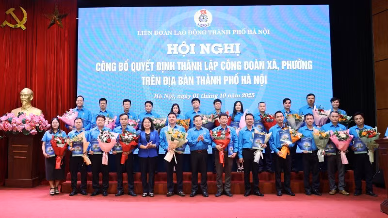Trao quyết định thành lập công đoàn xã, phường trên địa bàn thành phố Hà Nội.