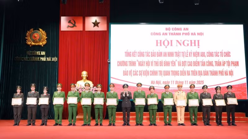 Đại tướng Lương Tam Quang trao Bằng khen của Bộ Công an cho các tập thể, cá nhân có thành tích xuất sắc.