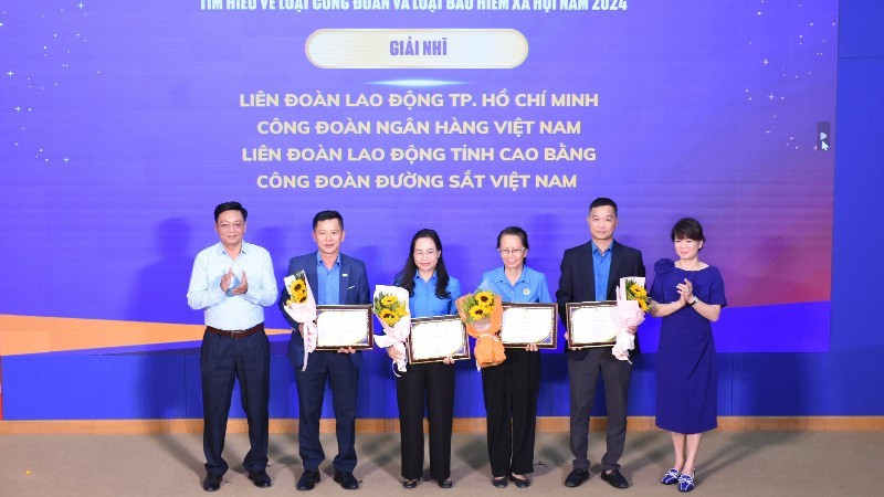 Các tác giả đoạt giải nhì cuộc thi.